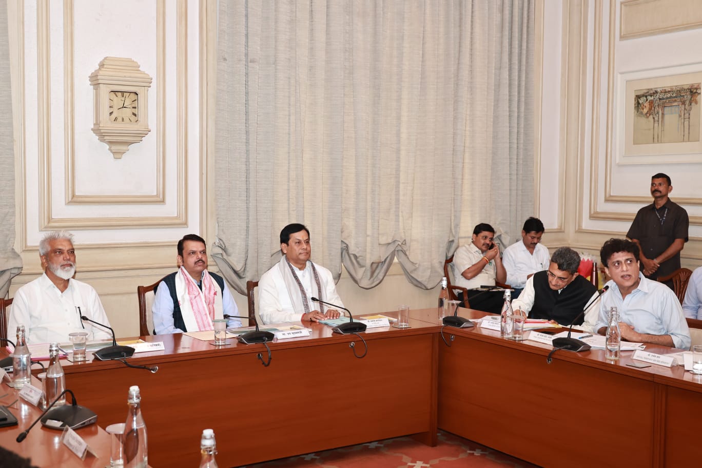 To accelerate the implementation of various SAGARMALA projects a joint review meeting  held between Shri Sarbananda Sonowal and Dy. CM, Maharashtra