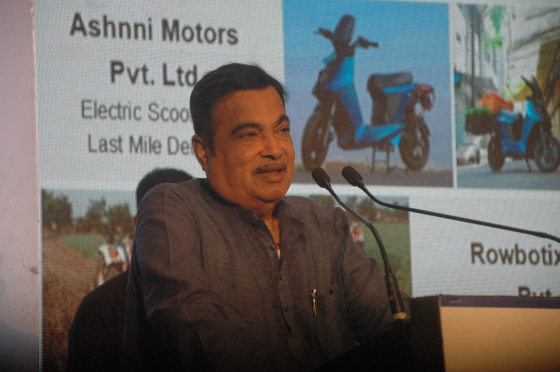 Nitin Gadkari inspects start-up products related to commuting and transport under STP (Pune)