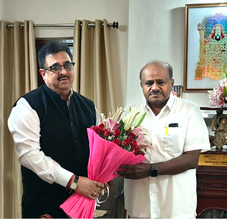 Shri Atul Bhatt, CMD, RINL extends hearty welcome to Union Minister for Steel and Heavy Industries Shri HD Kumaraswamy”